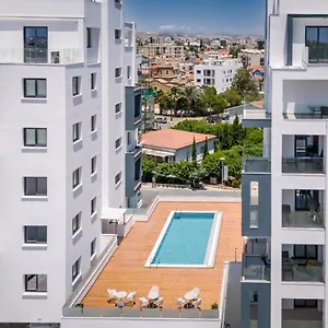 Larvella Estia Luxury לרנקה